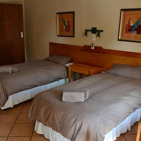 פולוקוואנה Jacaranda Lodge מראה חיצוני תמונה