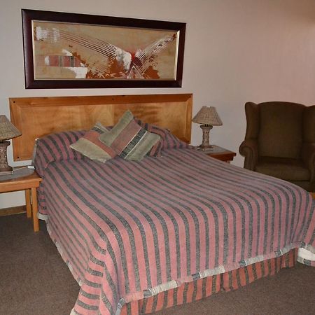 פולוקוואנה Jacaranda Lodge מראה חיצוני תמונה