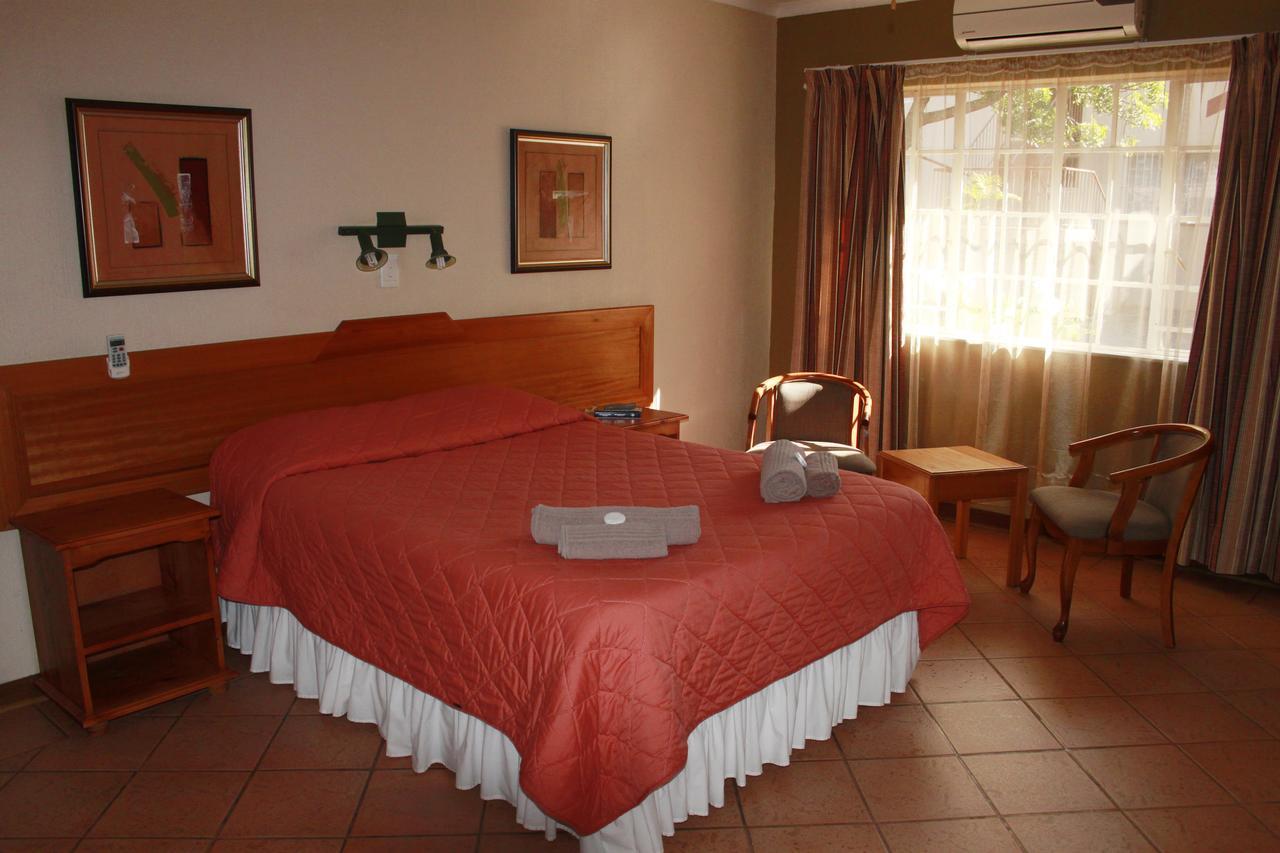 פולוקוואנה Jacaranda Lodge מראה חיצוני תמונה